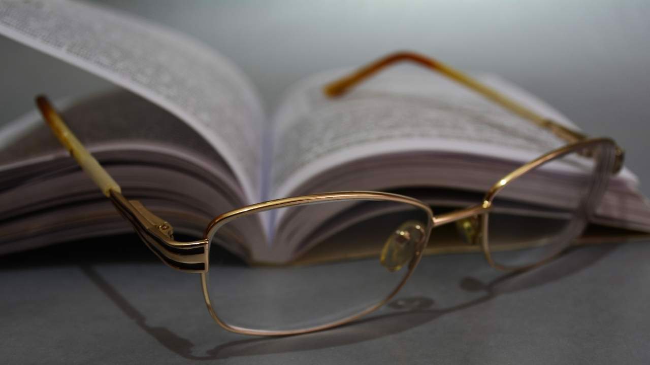 Mengembangkan Diri melalui Kegiatan Membaca Buku