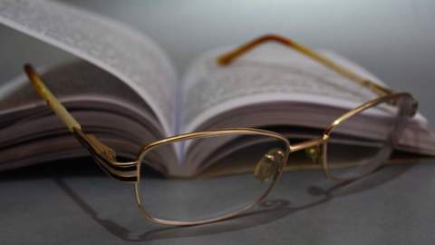 Mengembangkan Diri melalui Kegiatan Membaca Buku