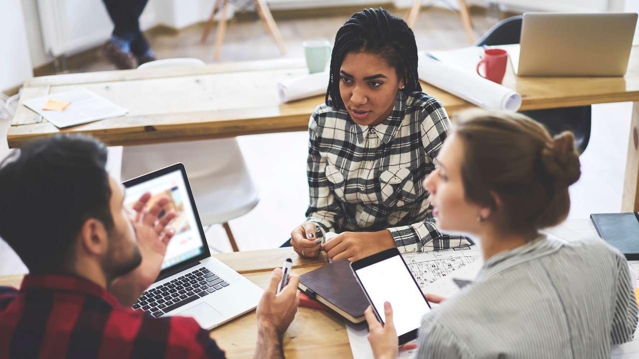 Mengenal 7 Cara Melakukan Komunikasi Nonverbal