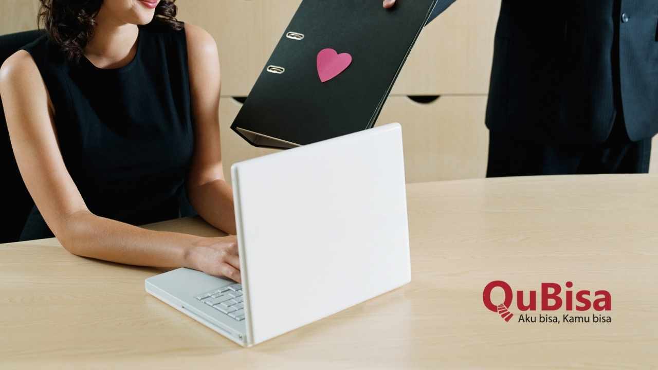 Terjebak Office Romance dengan Teman Kerja, Harus Apa?