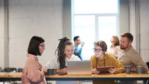 Cara Meningkatkan Skill Komunikasi dengan Tim Kerja